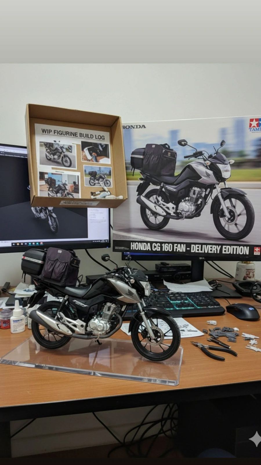 Honda CG com log de construção WIP mostrando processo detalhado