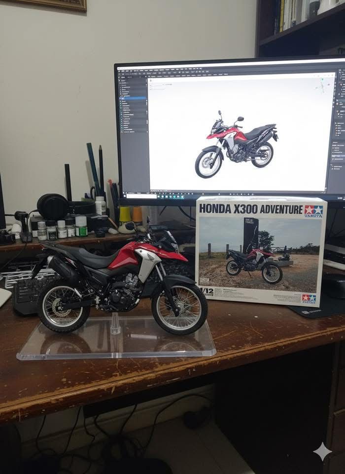 Honda X300 Adventure vermelha e branca - miniatura detalhada